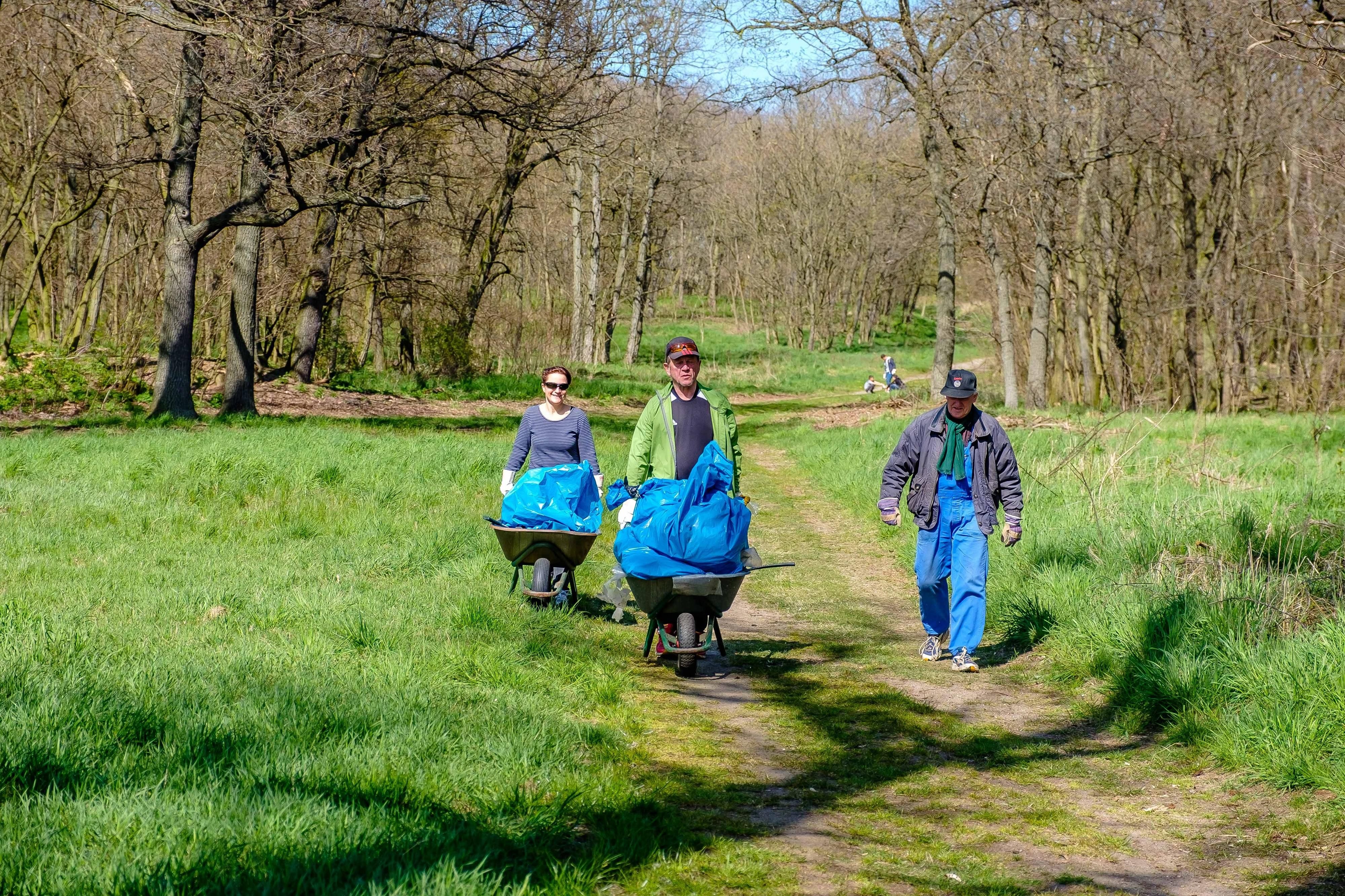 Die Botenläufer Frauke Groß und Bernd Güldner (M.) räumen im Volkspark auf. Überall in Wittenberg sammelten fleißige Helfer Müll.