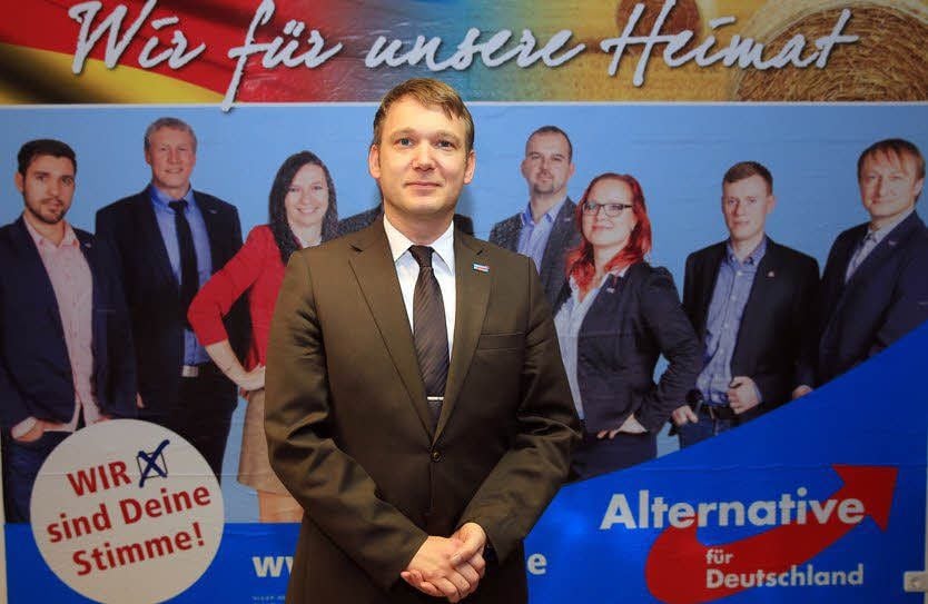 AfD-Landeschef Poggenburg vor dem Plakat zur Landtagswahl