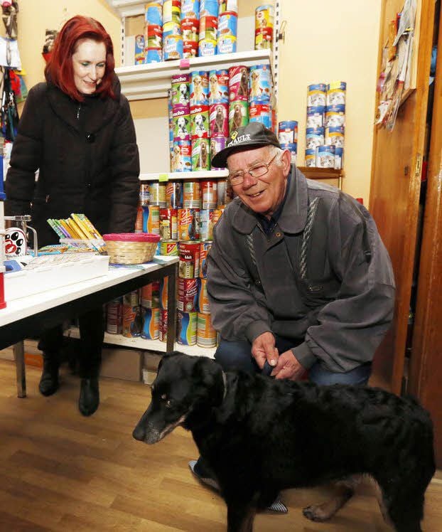 Rudolf Geißler holt sich bei Daniela Koppe für Hund Blacky eine Futterration.