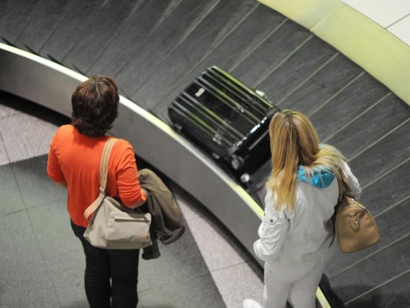 Wieder nicht der richtige Koffer: Wenn das Gepäck am Flughafen nicht ankommt, dürfen sich Passagiere Ersatzgegenstände kaufen. Foto: Tobias Hase