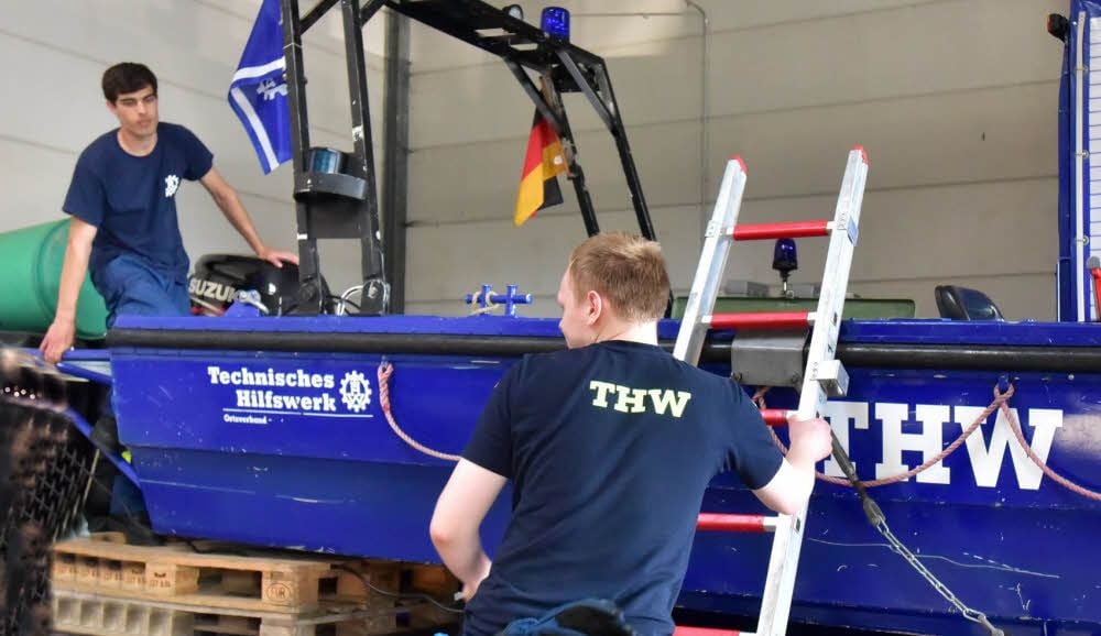 Eike Waldmann (r.) und Kevin Stock vom THW bereiten das Boot für die nächste Fahrt vor.