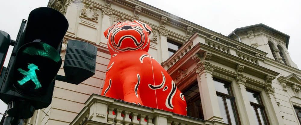 Grünes Licht fürs Kunstforum - das ist wohl bald Vergangenheit: Auch so spektakuläre Ausstellungen und Aktionen wie die von Moritz Götze mit seiner riesigen Figur auf dem Balkon des Kunstforums.