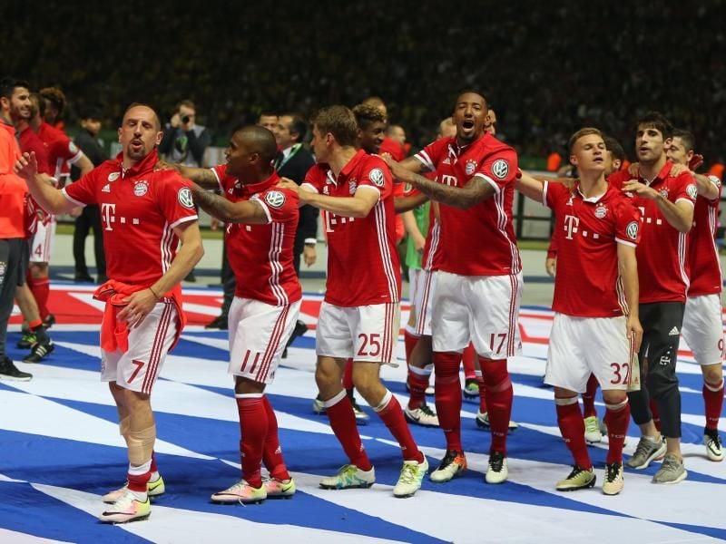 Franck Ribéry hat seine feiernden Kollegen im Schlepptau.