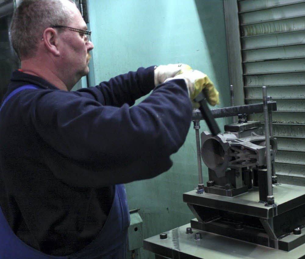 Siegmar Stopp bedient eine der modernen komplexen Werkzeugmaschinen der PM-CNC Gussbearbeitung GmbH Prettin. In der Fertigung befindet sich hier gerade ein Gehäuse für einen Fahrantrieb.