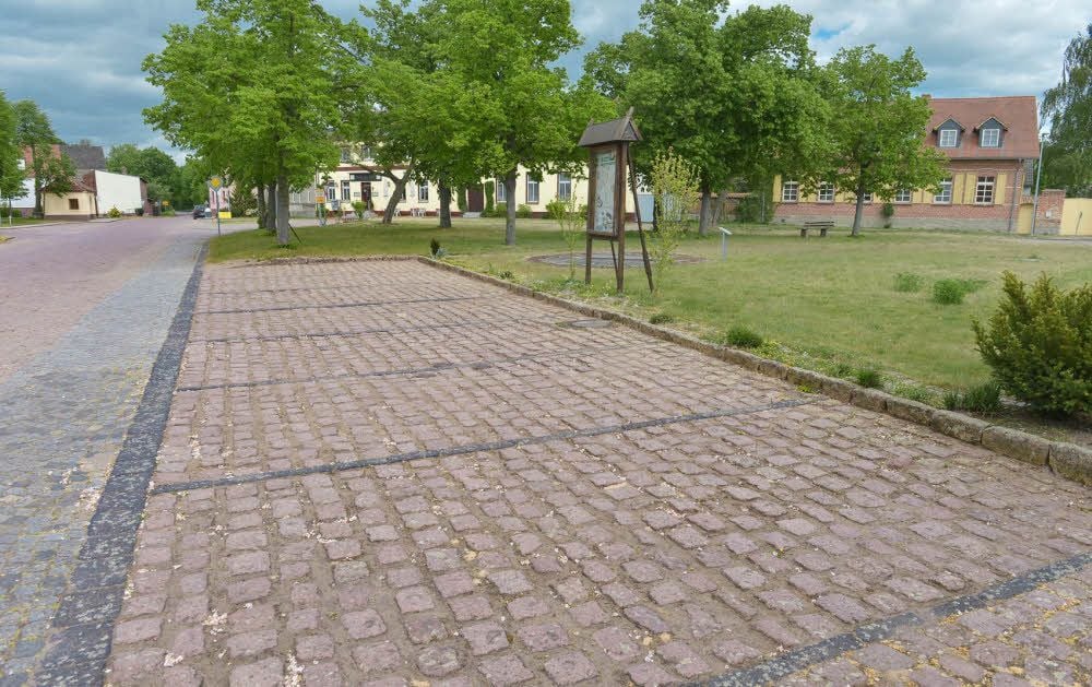 Die Parkplätze sollen verlegt werden, da hier die Bushaltestelle hin soll.