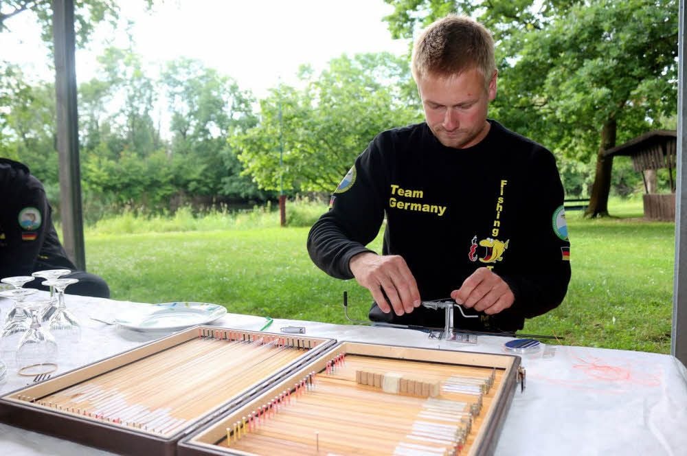 Johannes Böhm bindet seine Angelhaken selbst.