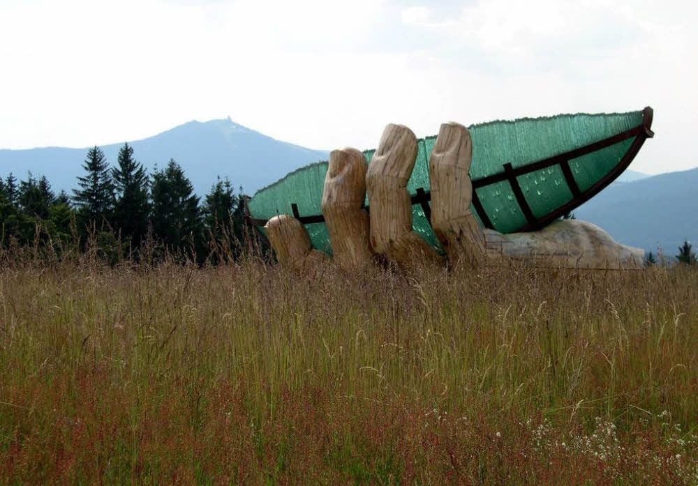 Dieses Foto der Bundesstiftung Umwelt zeigt die Glasarche auf dem Ruckowitzschachten. Schachten sind aus dem Wald gerodete Weideflächen, an denen Bäume als Unterstand für das Vieh stehenbleiben.