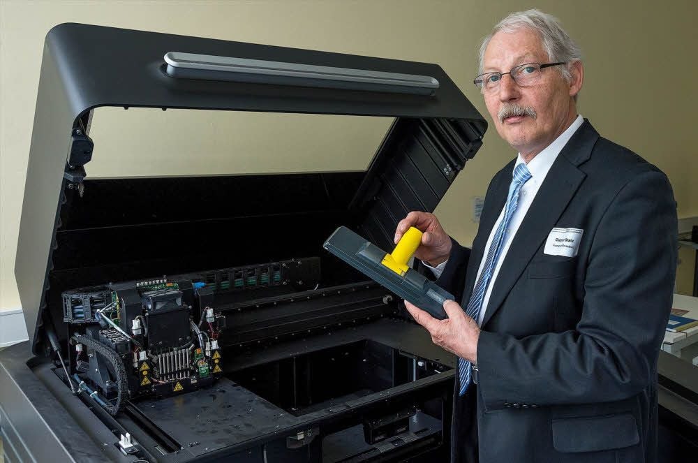 Dietmar Glatz am 3-D-Drucker der Hochschule Merseburg. Aus einer Vielzahl von Materialien kann heutzutage fast alles von den Geräten gedruckt werden. Eine Staubsaugerdüse war bereits 1992 Glatz’ erstes Bauteil.