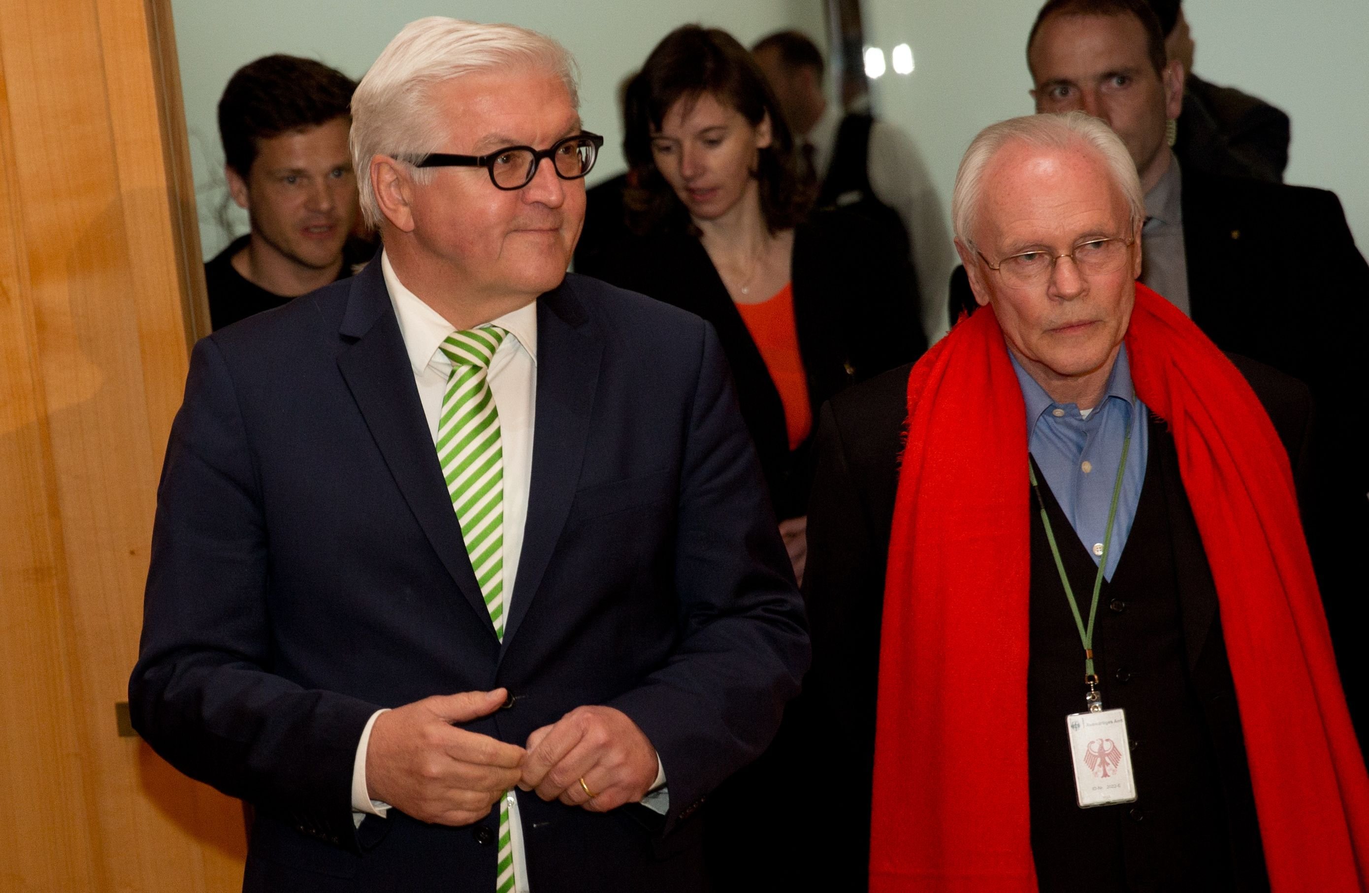 Bundesaußenminister Frank-Walter Steinmeier und Zeitzeuge Wolfgang Kneese im Auswärtigen Amt.
