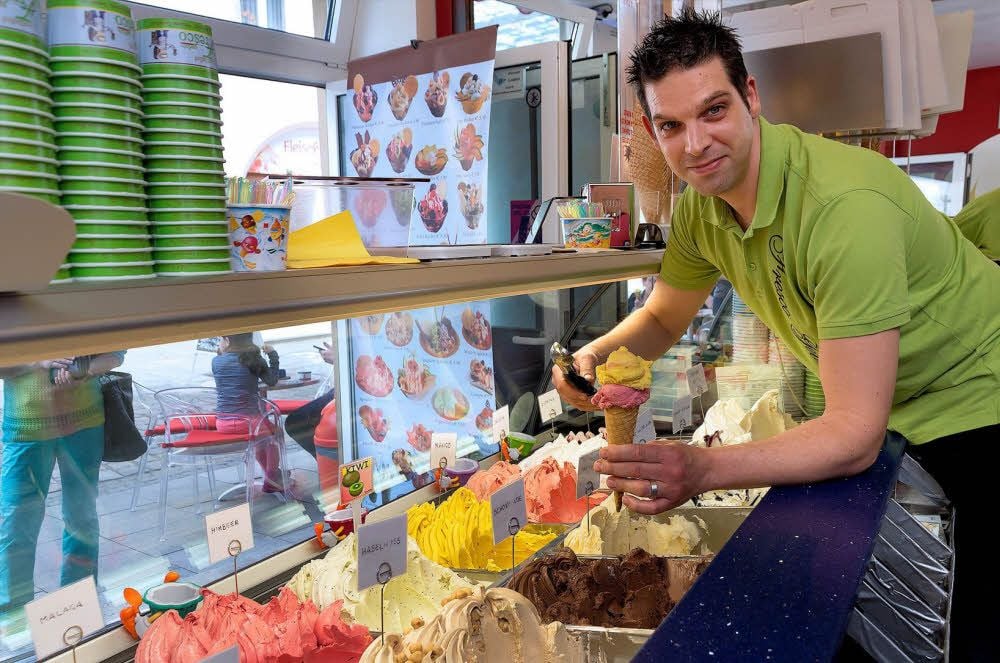 Christian Bianco führt das Eiscafé „Fresco Gelato“ in Merseburg. Kritik von Kunden an den Preisen begegnet er mit Erklärungen zu den Gründen.