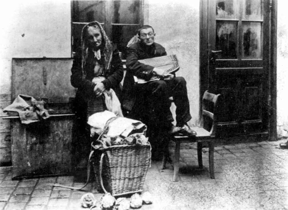 Ein noch etwas jüngerer Reinhold Lohse - möglicherweise mit seiner Mutter zu Hause in Glaucha.