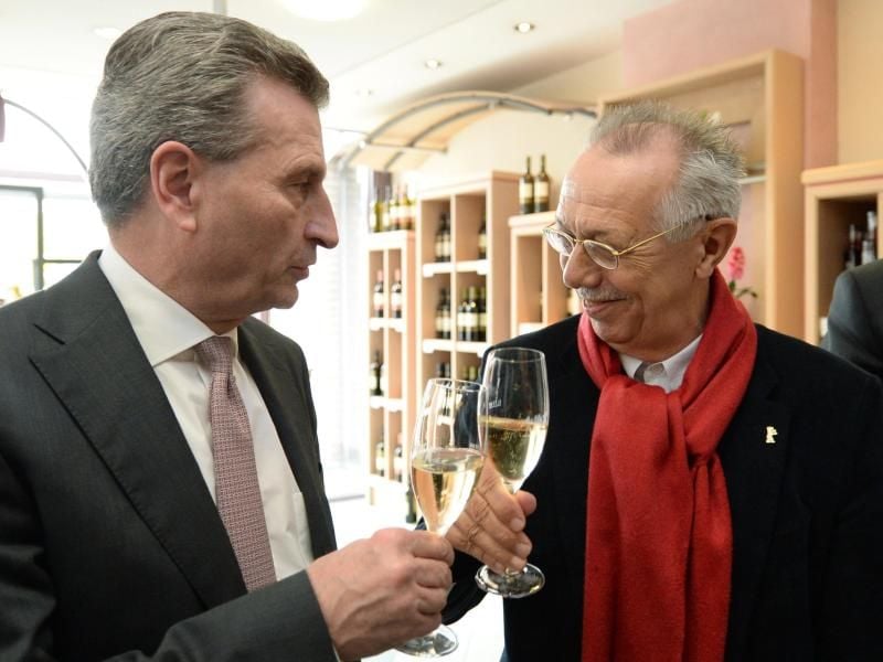 Dieter Kosslick (r) und EU-Kommissar Günther Oettinger stoßen an. Oettinger war ebenfalls einmal der «Weineingießer des Jahres». Foto: Franziska Kraufmann