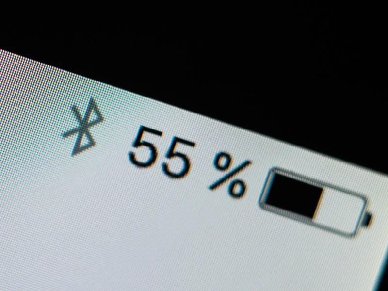 Das Bluetooth-Zeichen taucht oben im Handydisplay auf, sobald das Funkmodul aktiviert wird. Foto: Andrea Warnecke