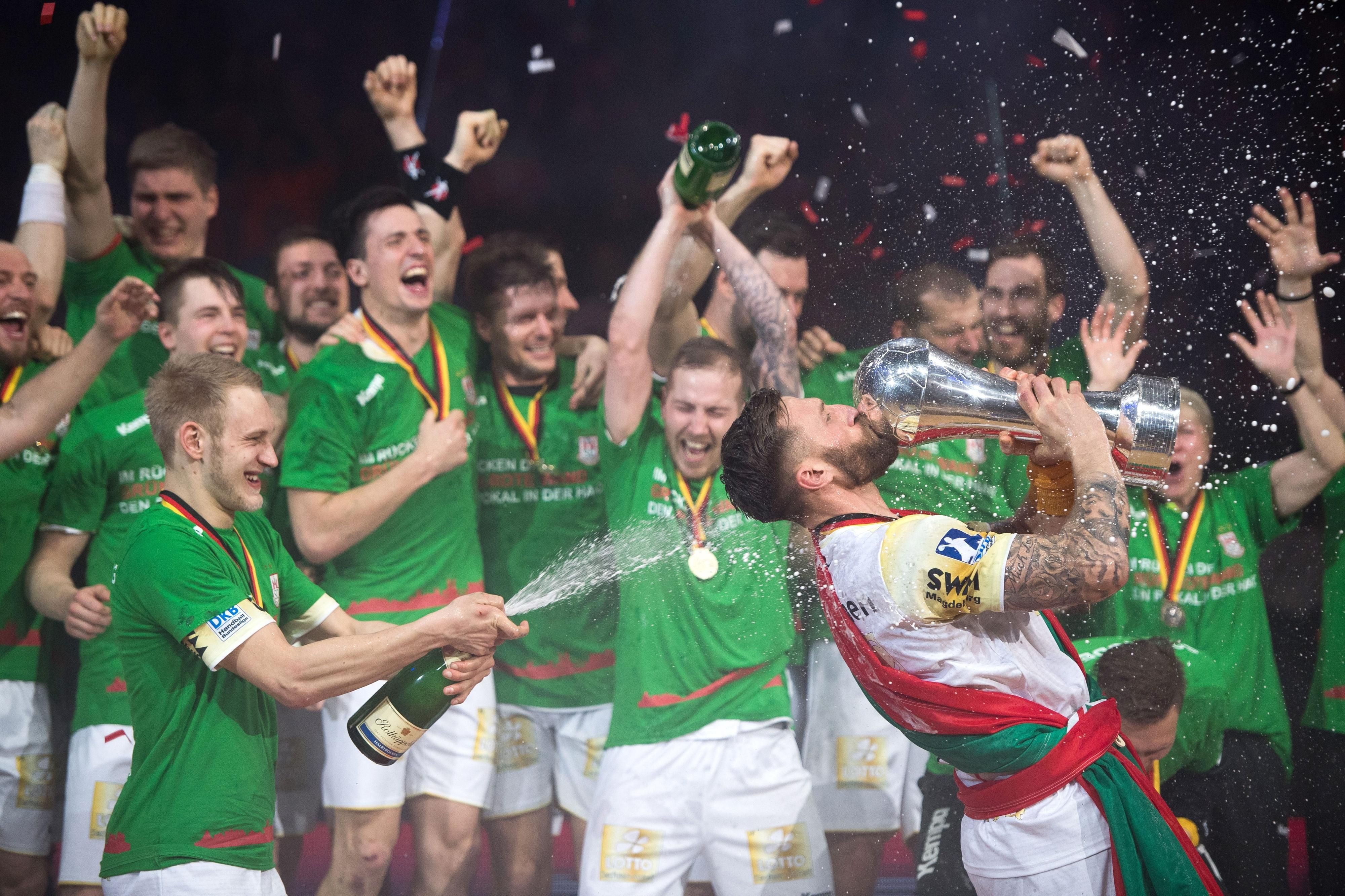 DHB-Pokal, SG Flensburg-Handewitt - SC Magdeburg, Final Four, Finale am 01.05.2016 in der Barclaycard Arena in Hamburg. Der SC Magdeburg feiert den Sieg. Das Spiel endete 30:32.