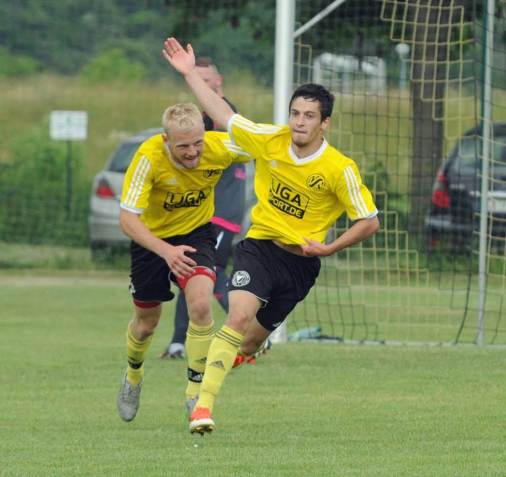 Mykyta Rybak (vorn) lässt sich von Arkadiusz Luczynski und seinen Teamkollegen für seinen Treffer zum 4:1-Endstand feiern. Naumburg 05 stellte diesen neunten Sieg in Serie mit zwei Mann weniger sicher.
