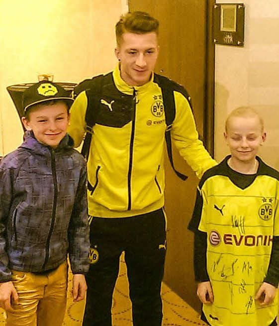 Marco Reus vom BVB besuchte Alex (rechts) und seinen Brude Leon. Das Jessener Model Katharina Stahn hat über ihren Verein „Krebskranke Kinder in Not“ das Treffen mit den Fußball-Stars von Borussia Dortmund möglich gemacht.