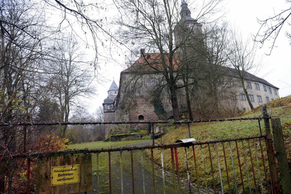 Das eiserne Tor zur Rammelburg ist seit 15 Jahren verrammelt. Nun sucht ein Insolvenzverwalter nach einem Käufer für das Schloss.