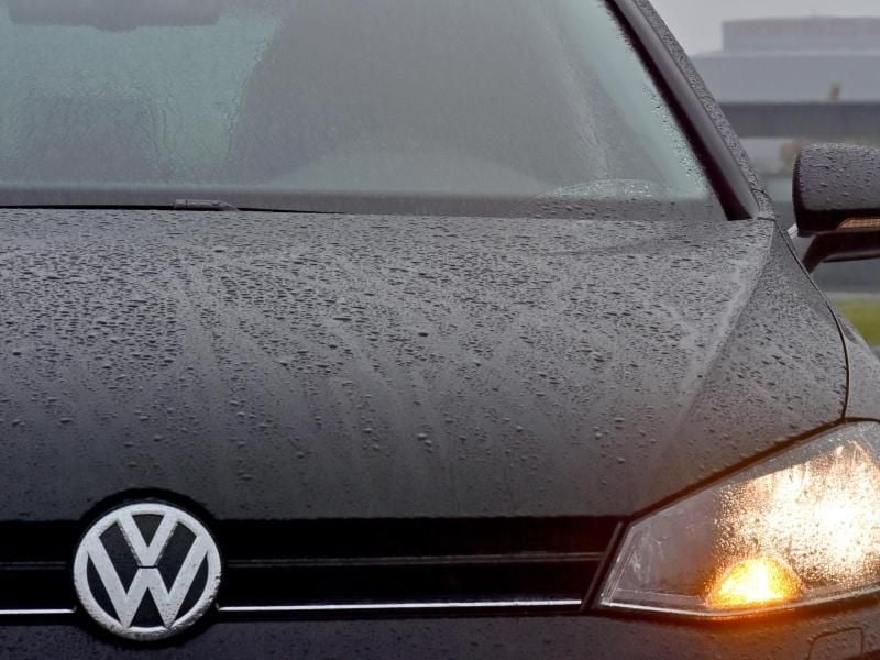 VW holt für die Umrüstung nun nach ersten Modellen des Pick-ups Amarok als nächstes den Golf in die Werkstätten. Foto: Hendrik Schmidt/Archiv
