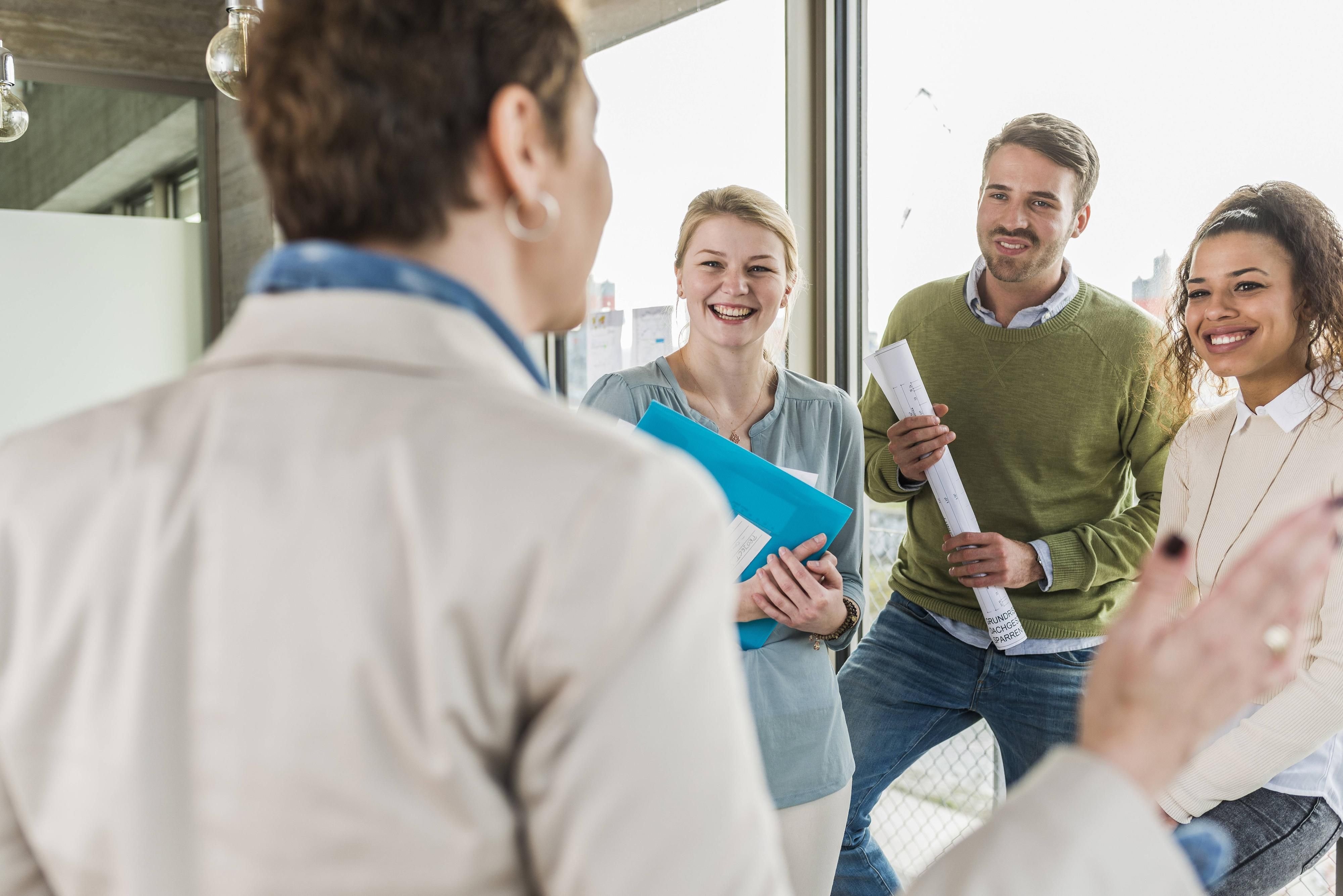 Glückliche Mitarbeiter sind gut fürs Unternehmen. Studien zeigen, dass Zufriedenheit im Job positive Effekte auf die Produktivität hat.