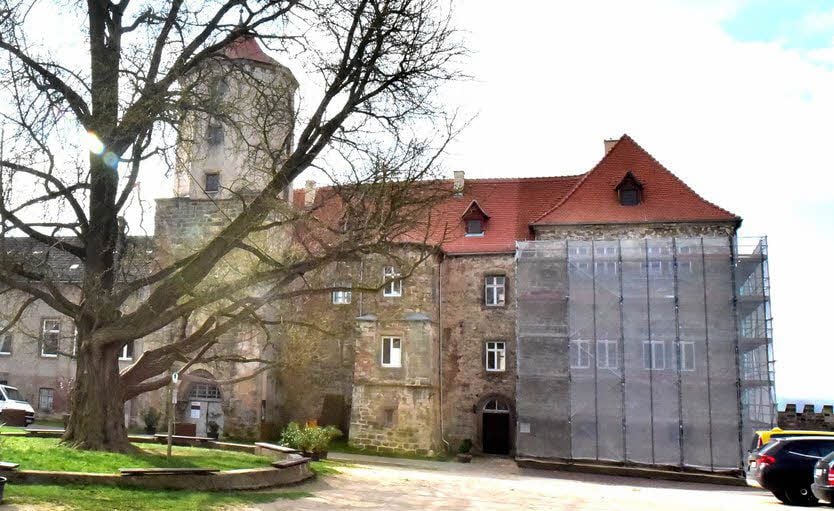 Die eingerüstete Hofseite des Schlosses.
