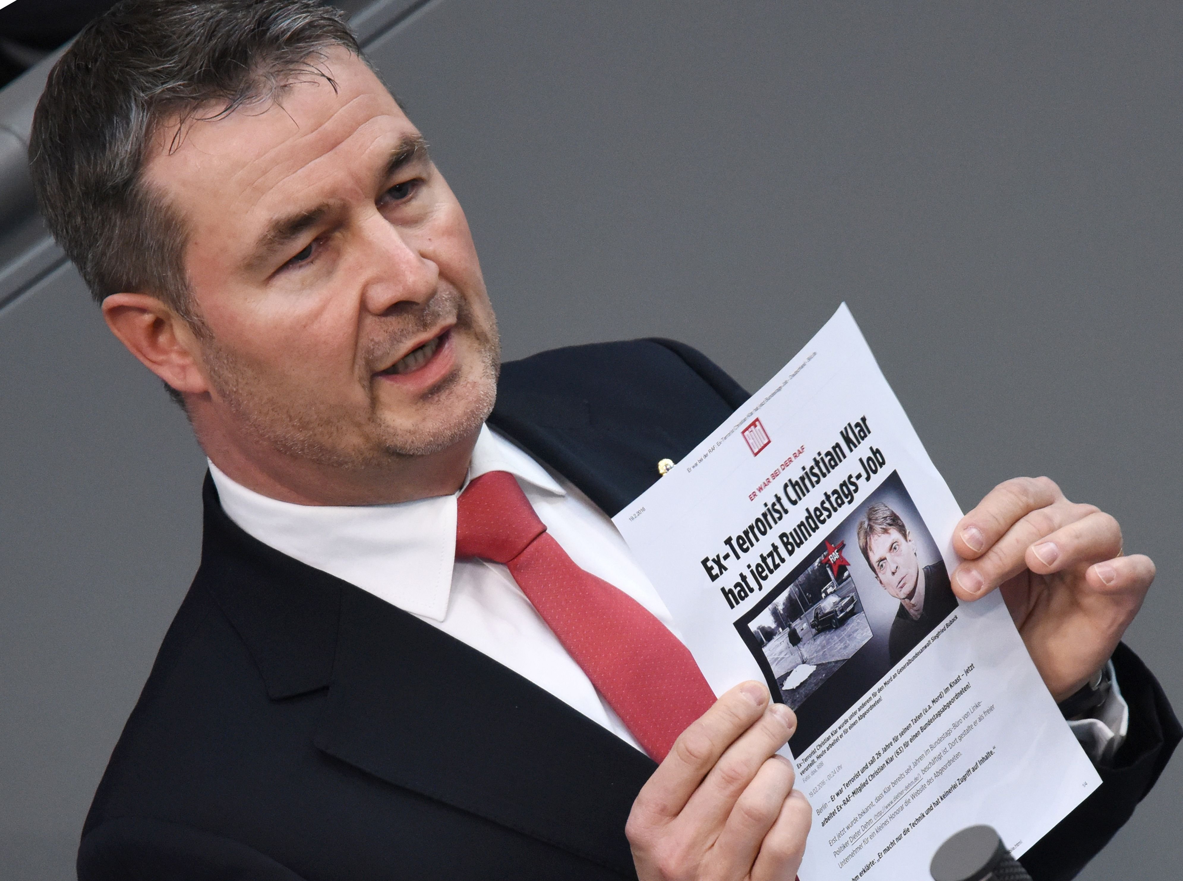 Der Bundestagsabgeordnete Albert Weiler (CDU) hält im Bundestag bei seiner Rede ein Bild des früheren RAF-Terroristen Christian Klar.