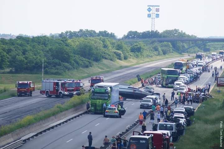 Auf der A9 ist ein Pkw mit einem Bootanhänger in die Leitplanke gefahren.