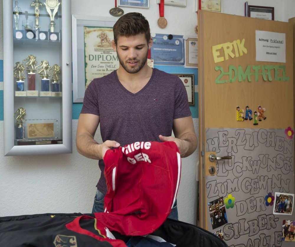 Blick ins Kinderzimmer: Erik Thiele sammelte schon viele Pokale und Medaillen.