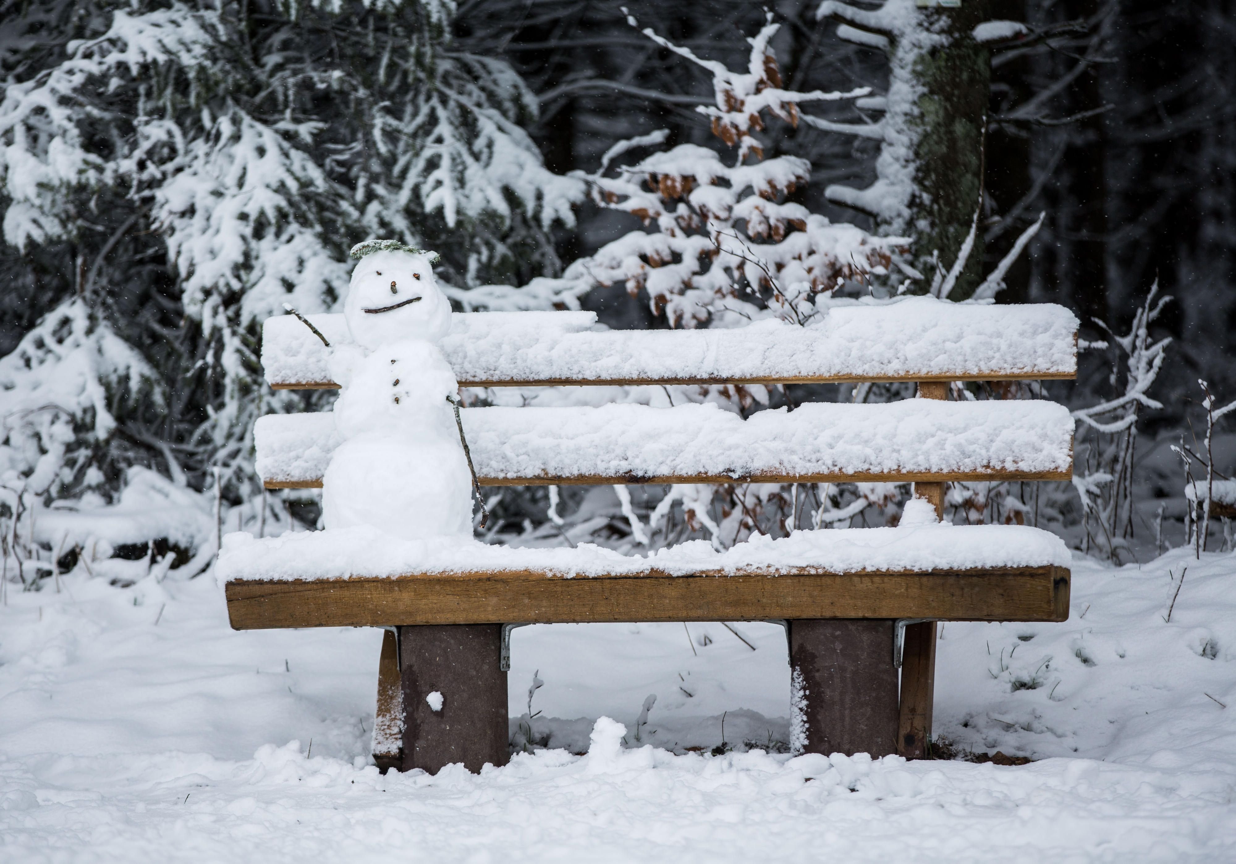 Ein Schneemann steht auf einer Bank. Wird man am Sonntag wieder Schneemänner bauen können?