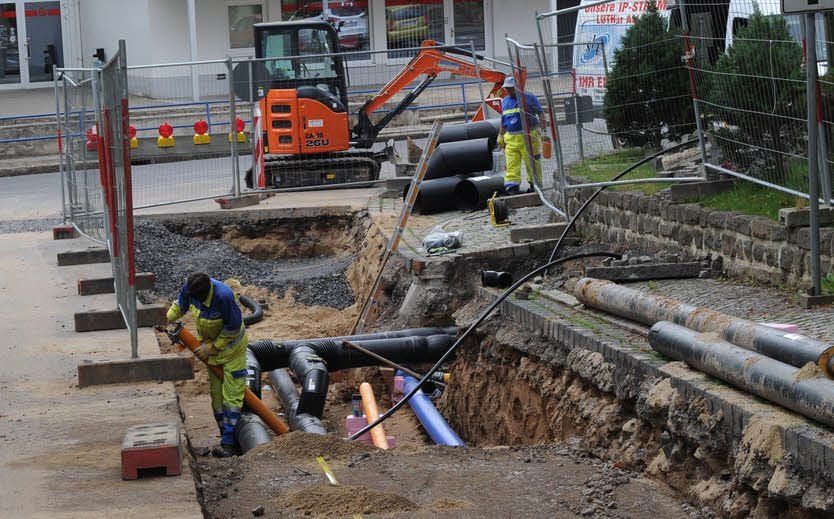 In der Bergmannsallee werden Leitungen verlegt.