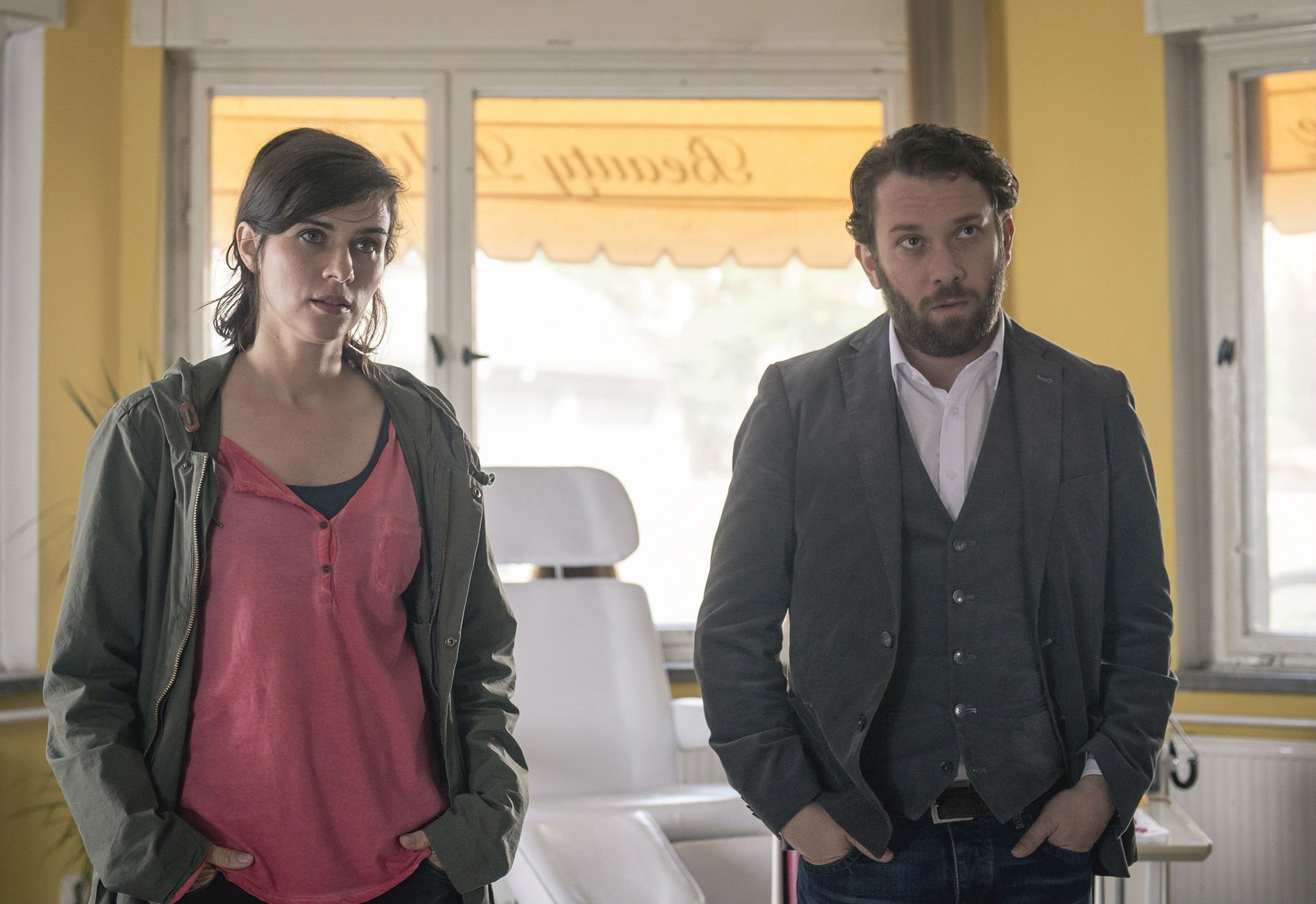 Die Kriminalhauptkommissare Kira Dorn (Nora Tschirner, li.) und Lessing (Christian Ulmen, re.) bei Roys Schwester Siegrid (Fritzi Haberlandt) in deren Schönheitssalon.