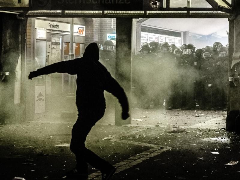 Ein Demonstrant greift eine Gruppe von Polizisten an. Foto: M. Scholz/Archiv