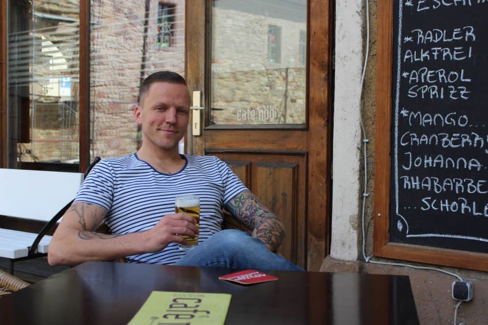 Martin Zachura sorgt seit acht Jahren dafür, dass niemand mit trockener Kehle im Café Nöö sitzt.