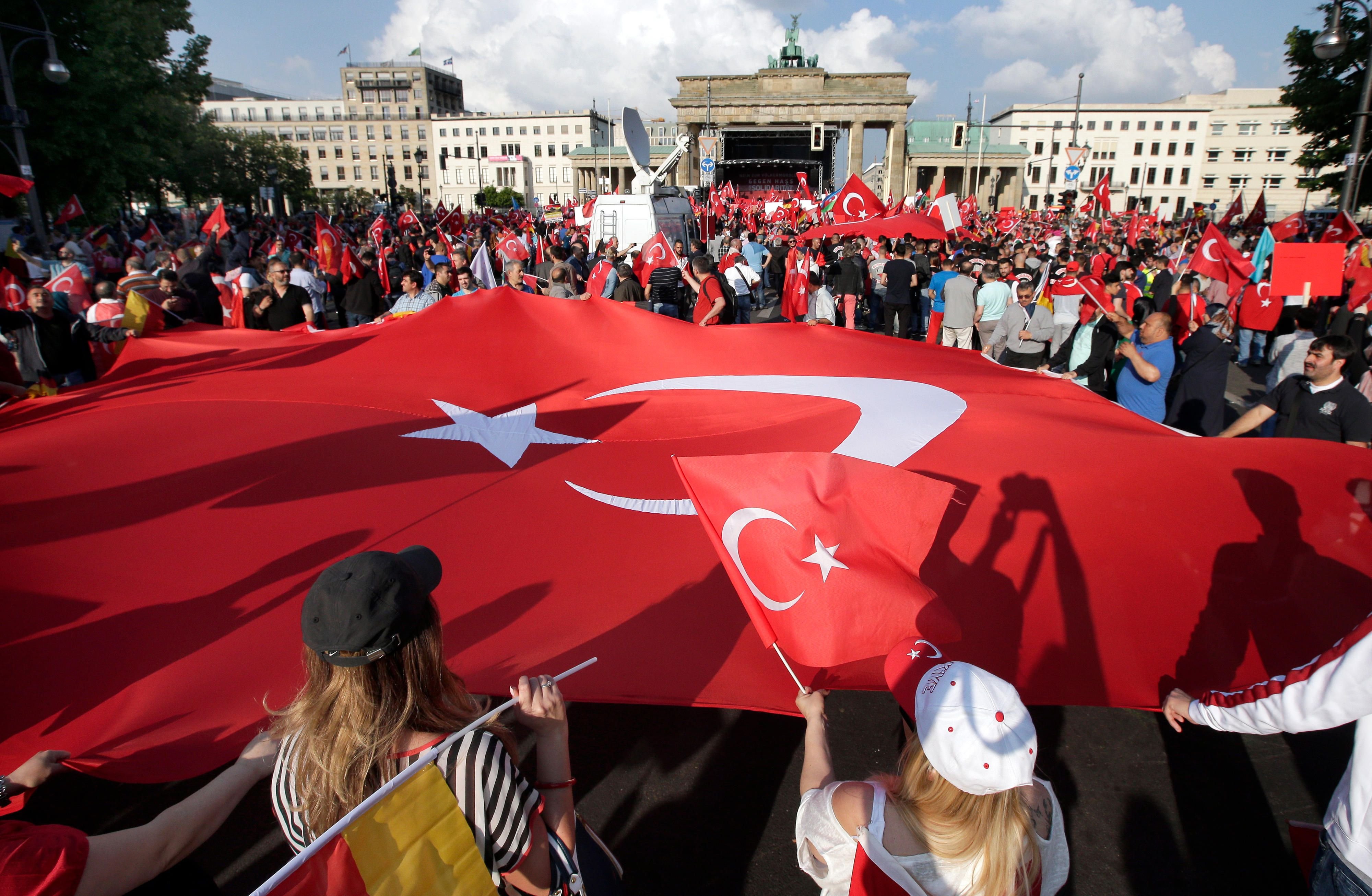 Türkische Demonstranten am Brandenburger Tor in Berlin
