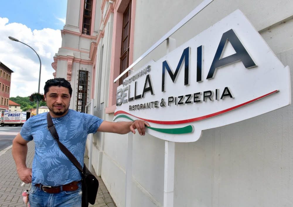 Hassan Laamimach steht vor seinem geschlossenen Restaurant an der Leipziger Straße. Er zieht erst mal nach Merseburg.