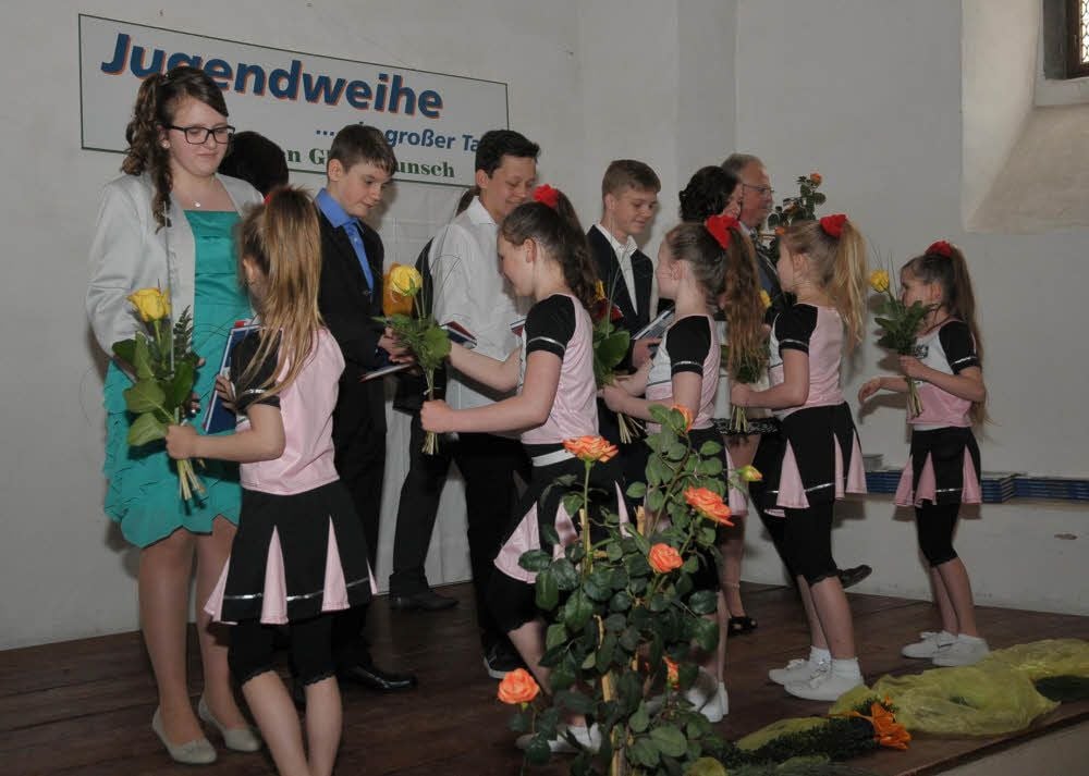 Jugendliche aus Allstedt und Umgebung erhielten in der Hofstube auf Burg und Schloss Allstedt die Jugendweihe. Hier gratulieren die Mädchen vom Tanzverein.