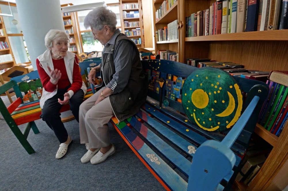 Melitta Schumacher (links) und Gertrud Krätzig haben es sich auf den kunstvollen Bänken bequem gemacht.