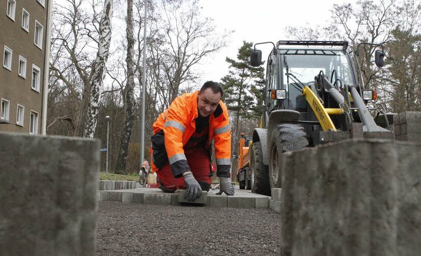 Niels Berner vom Bauhof ist mit Pflasterarbeiten beschäftigt.