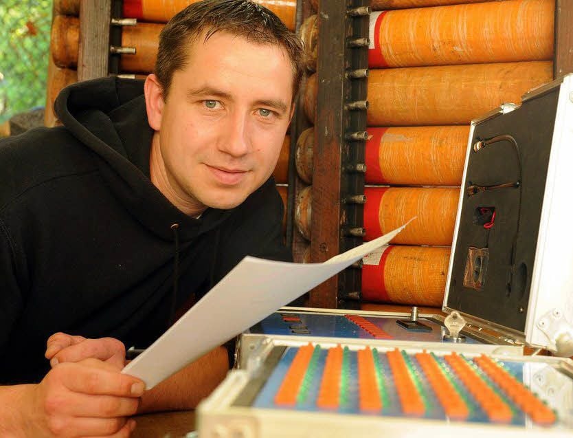 Mark Schmidt aus Wettin ist ein besonderer Künstler. Er arrangiert Höhenfeuerwerke. In seiner Werkstatt werden die Shows geplant.