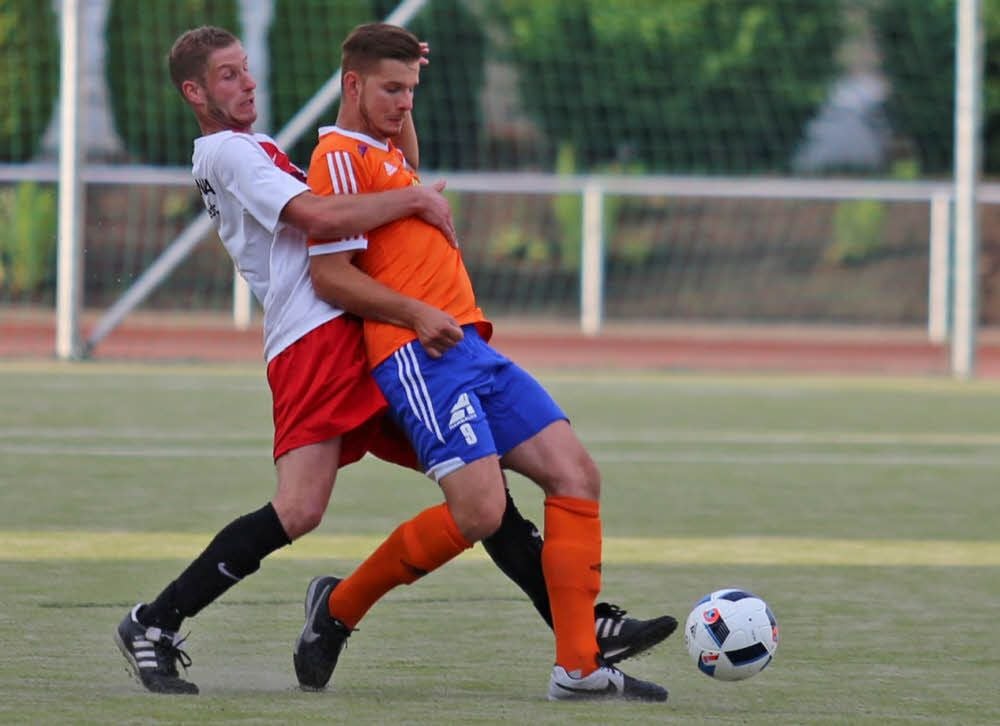 Alexander Palme (rechts) steht mit Blau-Weiß Zorbau vor dem Aufstieg in die Verbandsliga.
