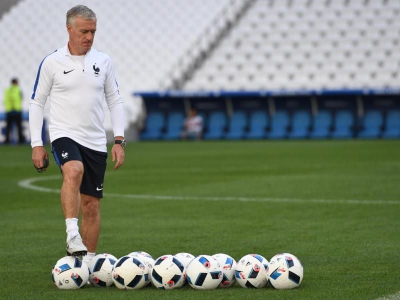 Die große Frage, wem er in der Startelf diesmal das Vertrauen schenkt, ließ Coach Didier Deschamps unbeantwortet. Foto: Federico Gambarini