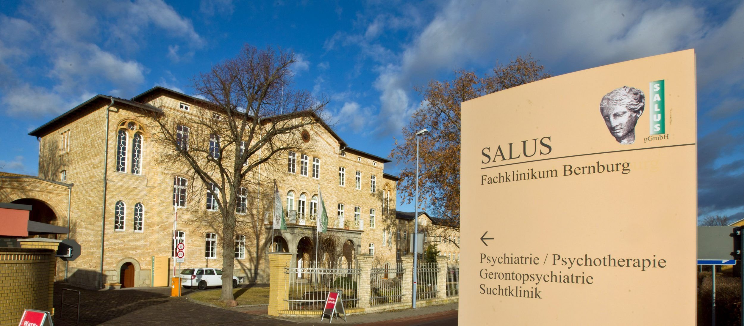 Verwaltungsgebäude des Fachklinikums der Salus GmbH in Bernburg (Salzlandkreis)