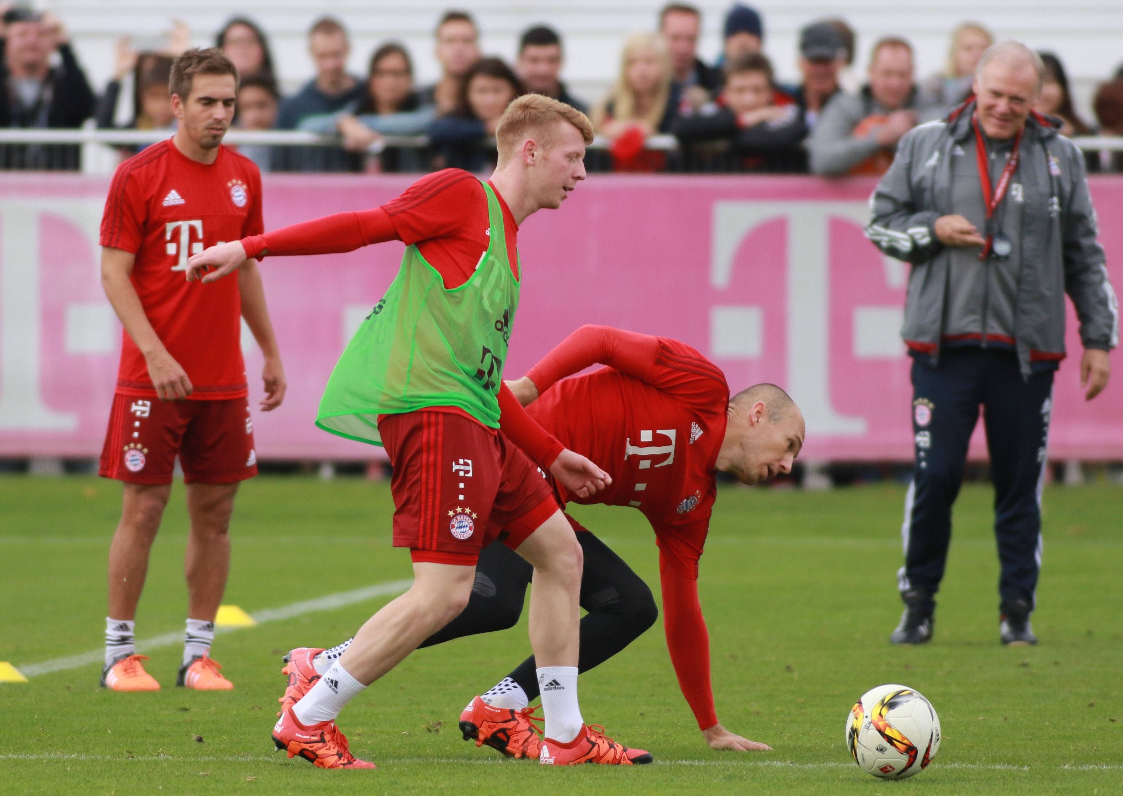 Im Training mit den Profis durfte sich Dominik Martinovic (Zweiter von links) gegen Philipp Lahm und Arjen Robben beweisen.