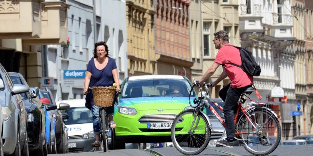 Auf der Geiststraße wird es gefährlich: Weder Fußgänger noch Radfahrer hören das lautlose Elektroauto.