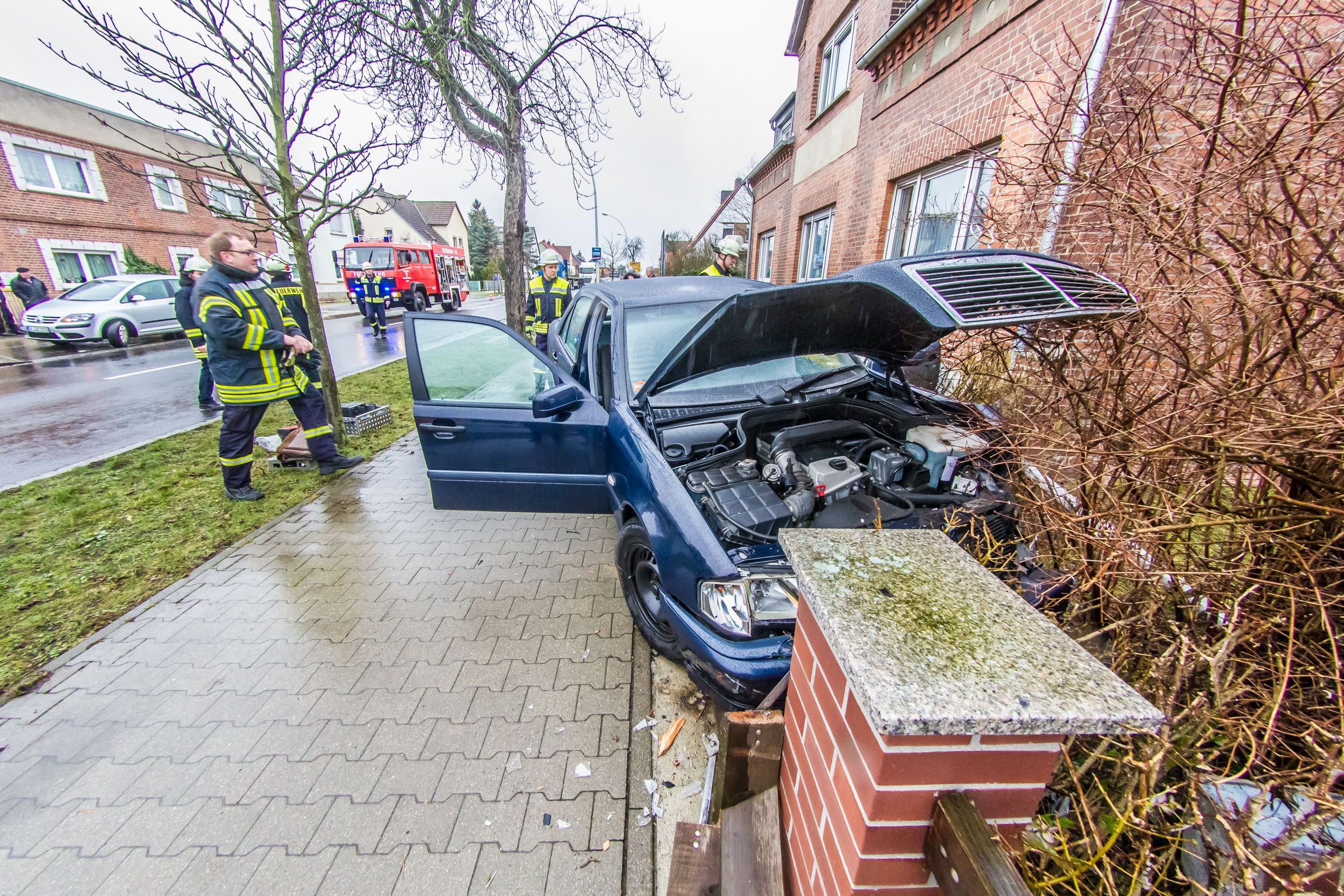 Landete im Vorgarten: ein Mercedes.