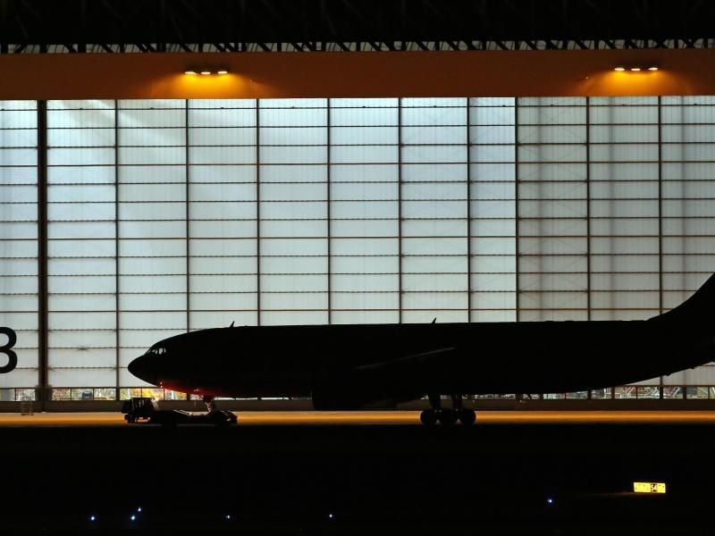Ein Frachtflugzeug rollt am Abend über den Flughafen Leipzig/Halle. Foto: Jan Woitas/Archiv