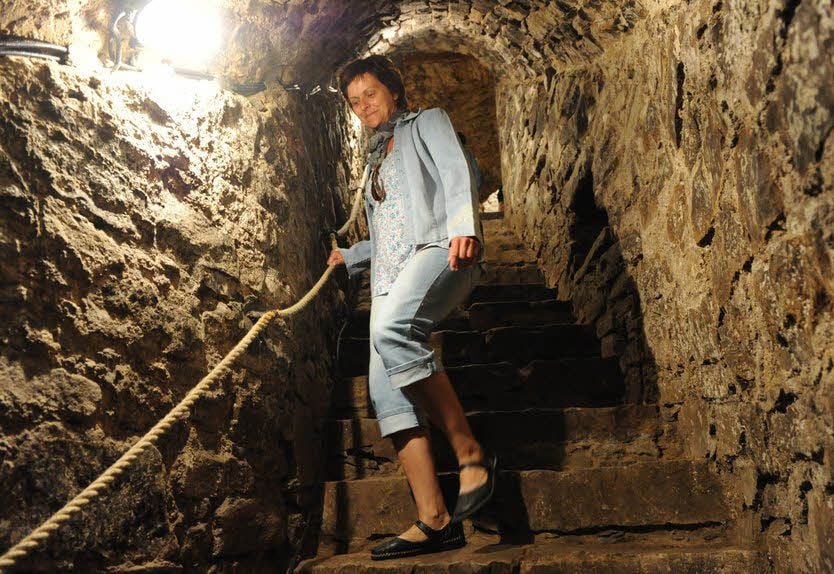Über eine Treppe geht es in das unterirdische Gangsystem unterm Markt.