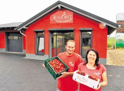 Die Obstbauern Agnieszka Kula und Tilo Jünger stehen bereit.
