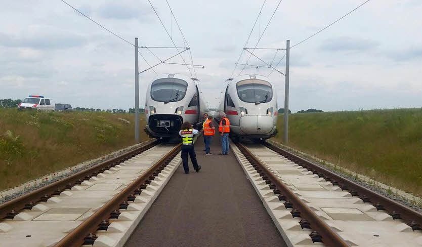 Nach einem technischen Problem in einem ICE wurde ein zweiter Zug an den Einsatzort gebracht, damit 210 Passagiere umsteigen konnten.