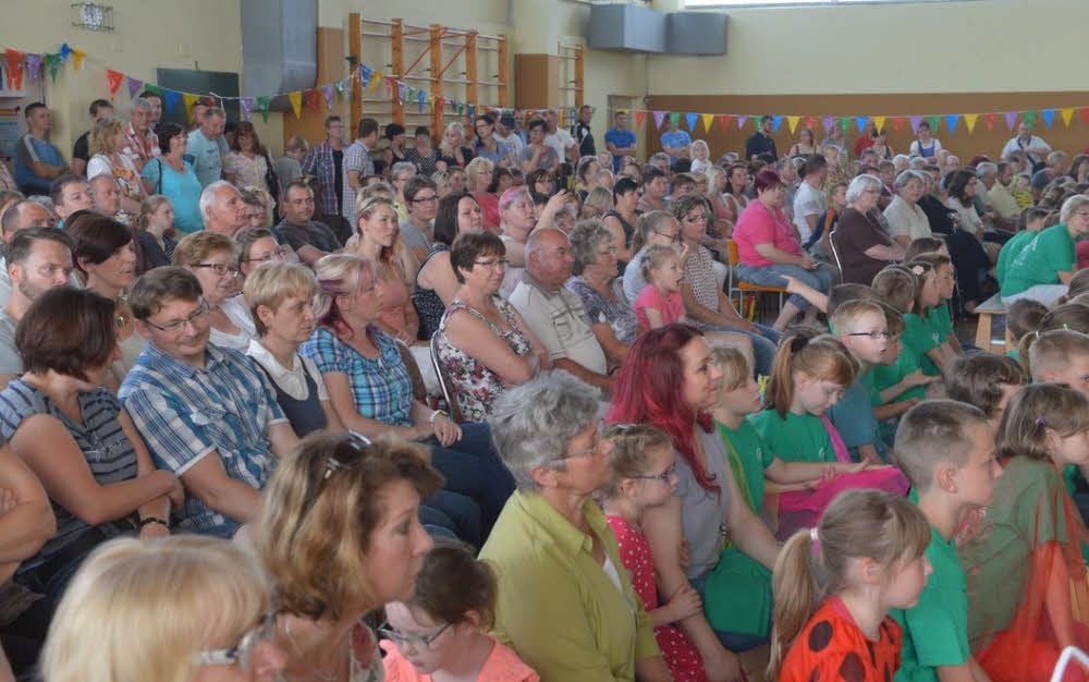 Die Turnhalle war während der Feier voll besetzt.