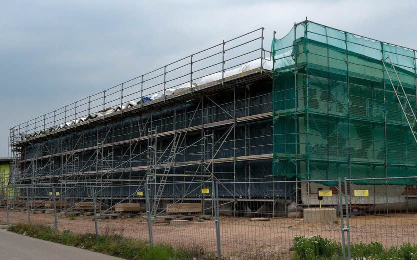 Die ewige Baustelle: Seit Mai 2012 wird an der Schwimmhalle Leuna gearbeitet. Nach Pleiten, Pech und Pannen soll sie im Winter fertig sein.